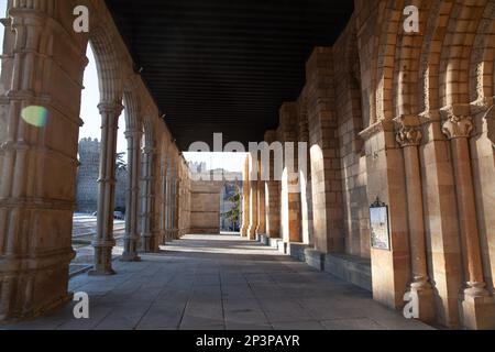 Avila, Espagne - 6 janvier 2021 : arches et portiques de Basílica de San Vicente Banque D'Images