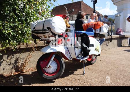 Un SIL Lambretta GP125 1978 série 3 chargé d'équipement de camping attend l'appel à bord du ferry pour le rallye de scooter de l'île de Wight, le 2022 août. Banque D'Images