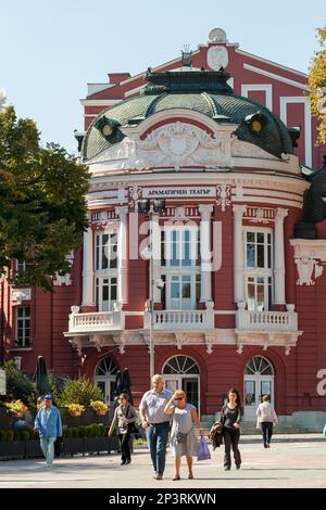 Varna, Bulgarie - 30 septembre 2014: Stoyan Bachvarov façade dramatique de théâtre un jour d'été, les gens ordinaires marchent dans la rue Banque D'Images