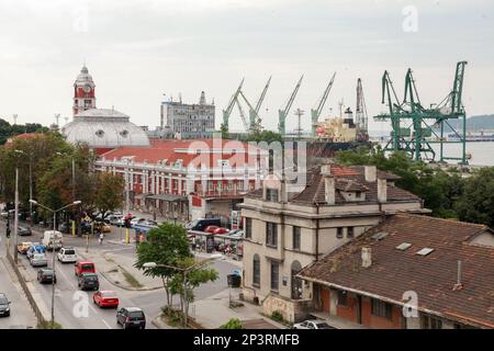 Varna, Bulgarie - 16 juillet 2014: Vue sur la rue avec la gare de Varna un jour d'été, les gens ordinaires et les voitures sont sur la rue Banque D'Images