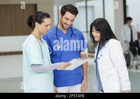 médecins ou médecins et stéthoscope dans le couloir de l'hôpital Banque D'Images