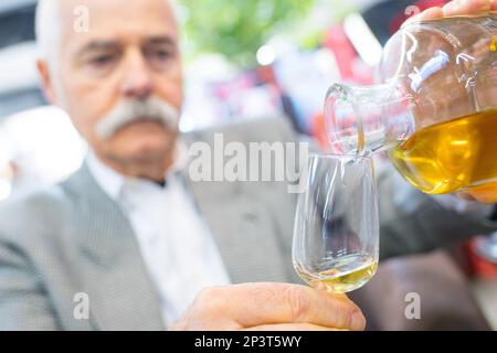 dégustation de whisky single malt scotch pour visiteur senior Banque D'Images