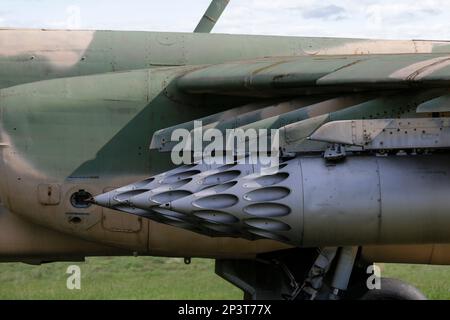 Soviet B-8M1 roquette sur un Sukhoi su-25 - 66 rouge. Banque D'Images