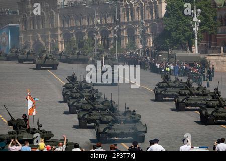 T-90A chars de bataille principaux quittant la place Rouge lors de la parade du jour de la victoire à Moscou. Banque D'Images