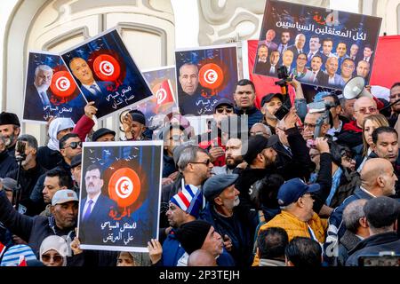 Malgré l'interdiction des autorités compétentes, la manifestation du Front national du salut s'est tenue au centre-ville de Tunis pour protester contre les arrestations de ses dirigeants ces dernières semaines. Le Front national du Salut est une coalition politique qui s'oppose au « coup d'État » effectué par le Président Kaïs Saïed sur 25 juillet 2021. Près de deux mille manifestants se sont finalement rassemblés devant le théâtre, brandissant les portraits des personnalités arrêtées ces dernières semaines sur les ordres du président. Najib Chebbi, président du Front du Salut, a condamné la politique arbitraire du Président du Repu Banque D'Images