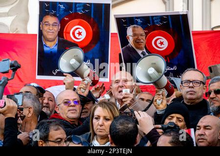 Malgré l'interdiction des autorités compétentes, la manifestation du Front national du salut s'est tenue au centre-ville de Tunis pour protester contre les arrestations de ses dirigeants ces dernières semaines. Le Front national du Salut est une coalition politique qui s'oppose au « coup d'État » effectué par le Président Kaïs Saïed sur 25 juillet 2021. Près de deux mille manifestants se sont finalement rassemblés devant le théâtre, brandissant les portraits des personnalités arrêtées ces dernières semaines sur les ordres du président. Najib Chebbi, président du Front du Salut, a condamné la politique arbitraire du Président du Repu Banque D'Images