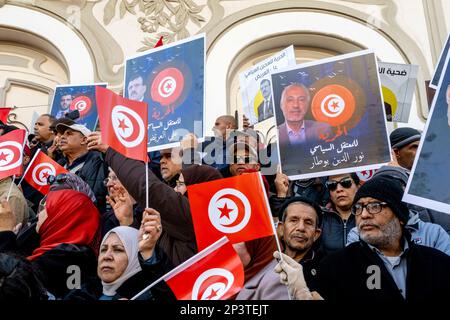 Malgré l'interdiction des autorités compétentes, la manifestation du Front national du salut s'est tenue au centre-ville de Tunis pour protester contre les arrestations de ses dirigeants ces dernières semaines. Le Front national du Salut est une coalition politique qui s'oppose au « coup d'État » effectué par le Président Kaïs Saïed sur 25 juillet 2021. Près de deux mille manifestants se sont finalement rassemblés devant le théâtre, brandissant les portraits des personnalités arrêtées ces dernières semaines sur les ordres du président. Najib Chebbi, président du Front du Salut, a condamné la politique arbitraire du Président du Repu Banque D'Images