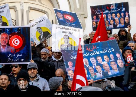 Malgré l'interdiction des autorités compétentes, la manifestation du Front national du salut s'est tenue au centre-ville de Tunis pour protester contre les arrestations de ses dirigeants ces dernières semaines. Le Front national du Salut est une coalition politique qui s'oppose au « coup d'État » effectué par le Président Kaïs Saïed sur 25 juillet 2021. Près de deux mille manifestants se sont finalement rassemblés devant le théâtre, brandissant les portraits des personnalités arrêtées ces dernières semaines sur les ordres du président. Najib Chebbi, président du Front du Salut, a condamné la politique arbitraire du Président du Repu Banque D'Images