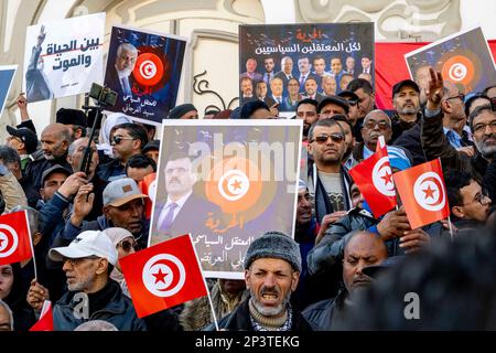 Malgré l'interdiction des autorités compétentes, la manifestation du Front national du salut s'est tenue au centre-ville de Tunis pour protester contre les arrestations de ses dirigeants ces dernières semaines. Le Front national du Salut est une coalition politique qui s'oppose au « coup d'État » effectué par le Président Kaïs Saïed sur 25 juillet 2021. Près de deux mille manifestants se sont finalement rassemblés devant le théâtre, brandissant les portraits des personnalités arrêtées ces dernières semaines sur les ordres du président. Najib Chebbi, président du Front du Salut, a condamné la politique arbitraire du Président du Repu Banque D'Images