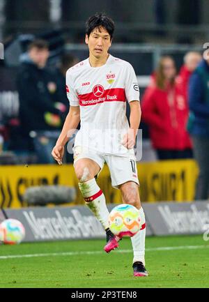 Genki Haraguchi, VFB 17 concurrence pour le ballon, s'attaquer, duel, tête, zweikampf, Action, lutte contre Leroy SANE, FCB 10 dans le match VFB STUTTGART - FC BAYERN MÜNCHEN 1-2 1.Ligue allemande de football le 18 février 2023 à Stuttgart, Allemagne. Saison 2022/2023, match day 23, 1.Bundesliga, 23.Spieltag © Peter Schatz / Alay Live News - la RÉGLEMENTATION DFL INTERDIT TOUTE UTILISATION DE PHOTOGRAPHIES comme SÉQUENCES D'IMAGES et/ou QUASI-VIDÉO - Banque D'Images