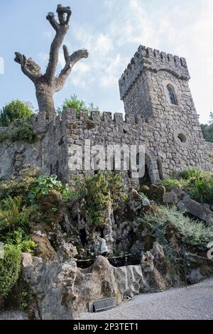 Tour crénelée vue d'en bas à Quinta de Regaleira à Sintra, Portugal Banque D'Images