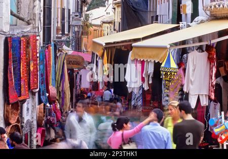 Touristes et boutiques de souvenirs vendant l'artisanat marocain dans la Calderia Nueva Street.Albaicín, Grenade, Andalousie, Espagne Banque D'Images