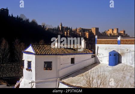 Alhambral vu de Sacromonte (quartier gitan quartier troglodyte), Grenade, Andalousie, Espagne, Europe. Banque D'Images