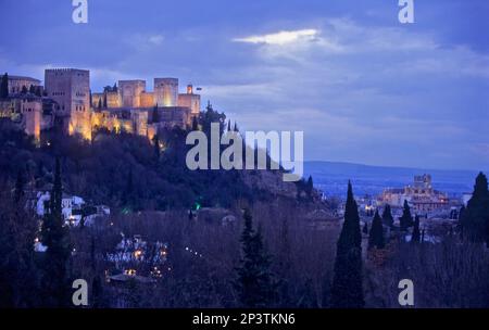 La cathédrale et l'Alhambra, vues du Sacromonte (quartier gitan quartier troglodyte), Grenade, Andalousie, Espagne, Europe. Banque D'Images