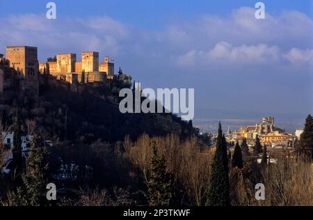 La cathédrale et l'Alhambra, vues du Sacromonte (quartier gitan quartier troglodyte), Grenade, Andalousie, Espagne, Europe. Banque D'Images