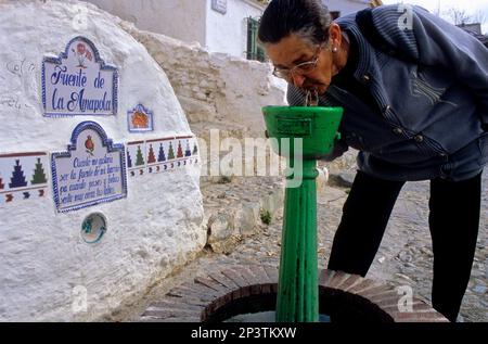 Fuente de la Amapola (source d'opium). Fontaine de Verea de Enmedio. Dans le quartier troglodyte de Sacromonte (quartier tzigane), Grenade, Andalousie, Espagne, EUR Banque D'Images