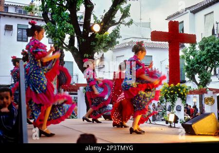 Dia de la Cruz, floral cross et danseurs, à la Plaza Larga,d'Albaicin, Grenade, Andalousie, Espagne Banque D'Images