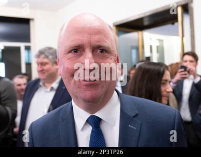 05 mars 2023, Hesse, Francfort-sur-le-main: Uwe Becker (CDU) entre à l'hôtel de ville de Römer à Francfort après les élections municipales. Becker sera dans les élections de second tour sur 26 mars 2023. Environ 509 000 habitants de Francfort ont été appelés à voter pour un nouveau dirigeant de la ville. Photo : Boris Roessler/dpa Banque D'Images