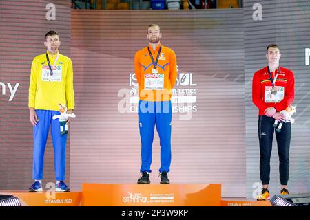 ISTANBUL, TURQUIE - MARS 5: Andrii Protsenko d'Ukraine, Douwe Amels des pays-Bas et Thomas Carmoy de Belgique lors de la cérémonie du podium après avoir participé aux High Jump Men au jour 3 des Championnats d'intérieur d'athlétisme européens à l'Atakoy Athletics Arena sur 5 mars 2023 à Istanbul, Turquie (photo par Nikola Krstic/BSR Agency) Banque D'Images