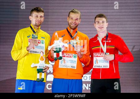 ISTANBUL, TURQUIE - MARS 5: Andrii Protsenko d'Ukraine, Douwe Amels des pays-Bas et Thomas Carmoy de Belgique lors de la cérémonie du podium après avoir participé aux High Jump Men au jour 3 des Championnats d'intérieur d'athlétisme européens à l'Atakoy Athletics Arena sur 5 mars 2023 à Istanbul, Turquie (photo par Nikola Krstic/BSR Agency) Banque D'Images