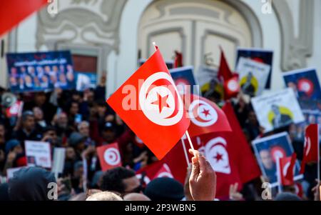 Tunis, Tunisie. 5th mars 2023. Tunis. Tunisie. 05 mars 2023. Les Tunisiens assistent à un rassemblement antigouvernemental organisé par le Front national du Salut de Tunisie. Les participants ont appelé à la libération des principaux critiques du président arrêtés par le gouvernement, tout en demandant la fin de la campagne d'arrestations ciblant des personnalités de l'opposition. Crédit : ZUMA Press, Inc./Alay Live News Banque D'Images