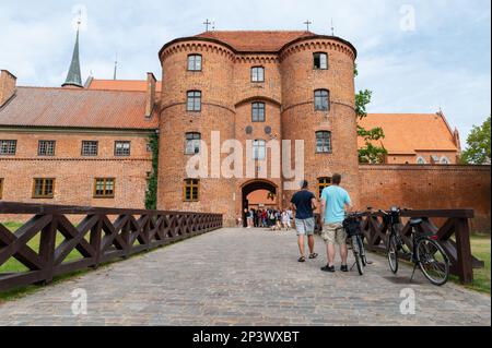 Porte sud du château et de la cathédrale de Frombork, Pologne. Musée Nicolaus Copernic où il a vécu et travaillé 1521-1543. Banque D'Images