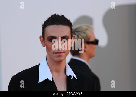 Michele Bravi tapis rouge mostra del Cinema di Venezia 2022 Banque D'Images