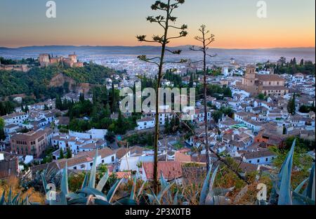 Vue sur la ville, et l'Alhambra de Grenade Grenade, Andalousie trimestre,Espagne Banque D'Images