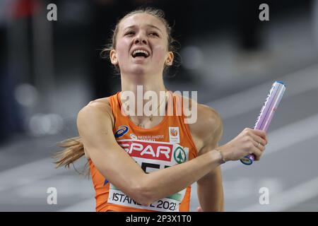 Istanbul, Turquie. 05th mars 2023. Athlétisme/intérieur, Championnats d'Europe : relais femmes de 4 x 400 mètres. Femke bol des pays-Bas applaudit après la victoire. Credit: Oliver Weiken/dpa/Alay Live News Banque D'Images