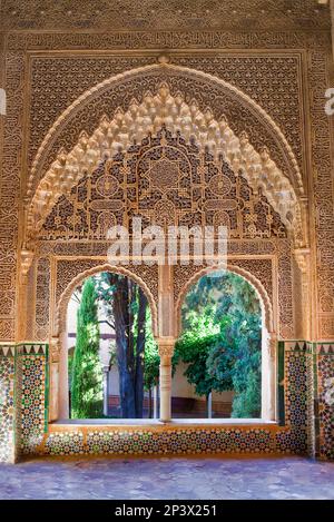 Daraxa ou Lindaraja point de vue, mirador de Daraxa o Lindáraja, dans la salle Ajimeces, le Palais des Lions, les palais Nazaries, Alhambra, Grenade Andalousie, Spa Banque D'Images