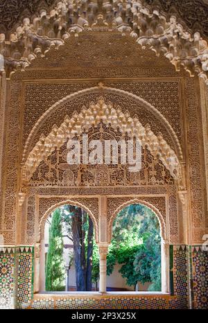 Daraxa ou Lindaraja point de vue, mirador de Daraxa o Lindáraja, dans la salle Ajimeces, le Palais des Lions, les palais Nazaries, Alhambra, Grenade Andalousie, Spa Banque D'Images