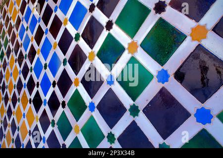 Détail de tuiles dans le patio de los Arrayanes, la cour des Myrtles, le palais Comares, les palais Nazaries, l'Alhambra, Grenade, Andalousie, Espagne. Banque D'Images