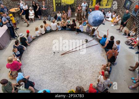 Présentation scientifique pendule Foucault pour les familles de l'ancienne tour du Beffroi dans le château et la cathédrale de Frombork, Pologne. Musée Nicolaus Copernic. Banque D'Images