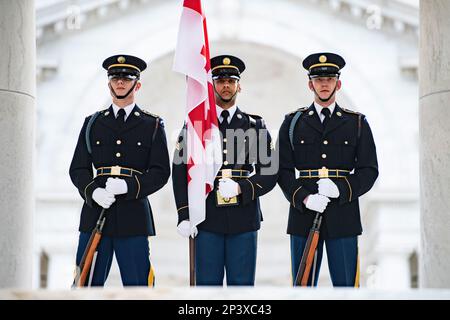 Une protection de couleur des 3D Etats-Unis Le régiment d'infanterie (la vieille garde) porte le drapeau de la Géorgie lors d'une cérémonie de dépôt de serment des Forces armées, avec distinction totale, à la tombe du soldat inconnu du cimetière national d'Arlington, Arlington, en Virginie, le 9 février 2023. La couronne a été déposée par le ministre géorgien de la Défense, Juansher Burchuladze. Banque D'Images