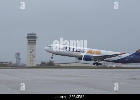 Un Boeing 767-300ER transportant des Les aviateurs de la Force aérienne affectés à la 52nd Fighter Wing prennent leur départ de la base aérienne de Spangdahlem, en Allemagne, le 12 janvier 2023, dans le cadre d'un déploiement à la base aérienne de Kadena, au Japon. La position stratégique de Kadena AB en fait un lieu de rassemblement vital pour que les forces dissuadent les adversaires régionaux et projettent la puissance aérienne américaine dans toute l’Indo-Pacifique. Banque D'Images