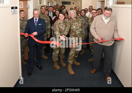 Le colonel Taona Enriquez, au centre à gauche, commandant de l'installation, le colonel Patricia Wiegman-Lenz, juge-avocat du Groupe de la base aérienne 66th, Peter Camp, à gauche, avocat de supervision JA, et Sean Hannaway, JA Supervisory Attorney, a coupé un ruban dans l’espace de travail de la nouvelle Division du droit des acquisitions à la base aérienne de Hanscom, Mass., février 2. Banque D'Images