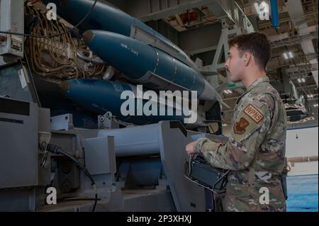 Un membre de l'équipage de chargement d'armes de l'escadron de maintenance de 7th aéronefs abaisse le cadre de chargement du lanceur pendant la préparation du transport du LLF à la ligne de vol de la base aérienne de Dyess, Texas, le 9 janvier 2023. Le LLF est un équipement qui permet aux chargeurs d'armes de précharger des munitions sur un lanceur, sous le couvert d'une installation, avant de transporter l'ensemble du lanceur/paquet de munitions jusqu'à la ligne de vol pour le chargement à bord de l'avion. Banque D'Images