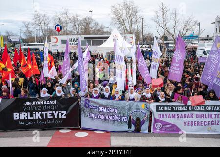 Istanbul, Istanbul, Turquie. 5th mars 2023. Nous allons mettre fin à la plate-forme des femmes Association et les organisations de femmes se sont réunies à Istanbul KadÄ±Köy et ont organisé une action pour mettre fin aux fémicides, prévenir la violence contre les femmes et les mauvais traitements envers les enfants, chantant ''femmes de longue durée, enfants de longue durée'' avant le 8 mars Journée internationale de la femme. (Credit image: © Tolga Uluturk/ZUMA Press Wire) USAGE ÉDITORIAL SEULEMENT! Non destiné À un usage commercial ! Crédit : ZUMA Press, Inc./Alay Live News Banque D'Images