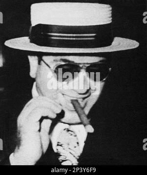 1930 environ : Le célèbre gangstern AL CAPONE ( né Alphonse Caponi , New York , 1899 - Palm Spring 1947 ) - délinquant - mafia - mafioso - sourire - sorriso - occhiali da sole - lunettes - lentille - chapeau paglietta - cappello - sigaro - cigare - persionalità celebità la che fuma attore attori che fumano - fumatore - célébrités personnalité personnalités acteurs - fumeurs --- Archivio GBB Banque D'Images