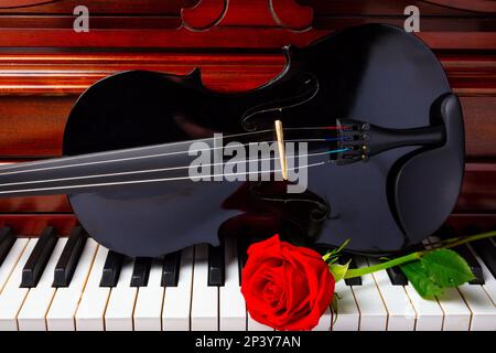 Rose rouge et violon noir sur Piano Keys STILL Life Banque D'Images