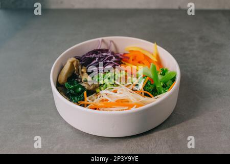 Bol à poke avec légumes, riz et champignons. Banque D'Images