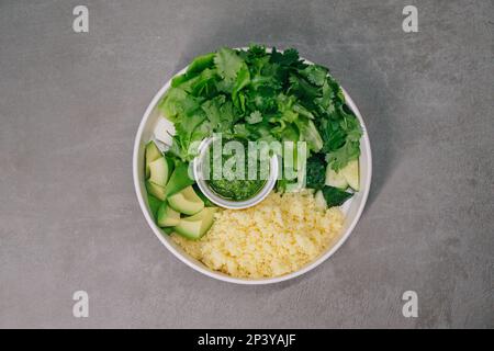 Bol à poke végétalien avec légumes, riz et avocat. Banque D'Images