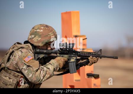 ÉTATS-UNIS Dean D. Lopez, un spécialiste de l'élimination des munitions explosives affecté au bataillon 797th Ordnance Company, 79th explosives Ordnance Disposal (EOD), 71st Ordnance Group, se qualifie avec un M4A1 à Range 1 sur fort Riley, Kansas, le 6 février 2023. Lopez était l'un des huit concurrents de l'EOD BN 79th. Concours «équipe de l'année». Banque D'Images