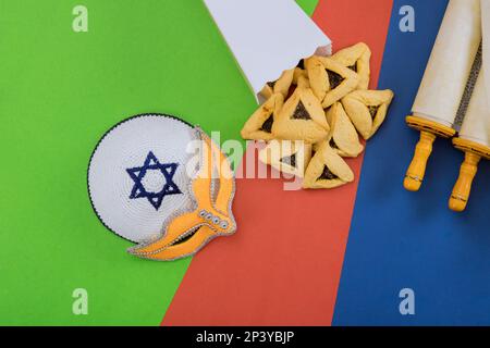Purim est célébré le 14th jour du mois hébreu Adar, qui habituellement les aliments casher traditionnels mangeait des biscuits de hamantaschen Banque D'Images