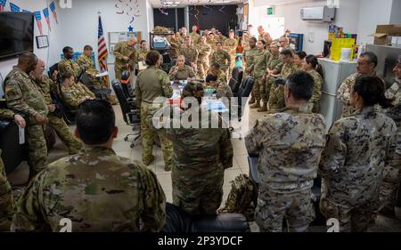 ÉTATS-UNIS Les aviateurs de la Force aérienne de l'escadron médical expéditionnaire 386th et de l'escadron d'évacuation aérienne expéditionnaire 405th font un exposé sur l'entraînement à venir à la base aérienne Ali Al Salem, au Koweït, le 8 février 2023. Aviateurs de l'EMDS 386th, EAES 405th, États-Unis Les Services de soutien aux vétérinaires du détachement médical de l'armée 109th et les partenaires de la coalition d'Italie et du Danemark se sont associés pour apprendre à préparer et à charger des patients sur un C-130J Super Hercules. Banque D'Images