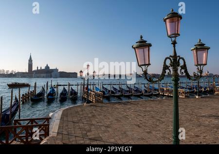 Les gondoles se sont attachées à San Marco avec l'île de San Giorgio Maggiore derrière. Banque D'Images