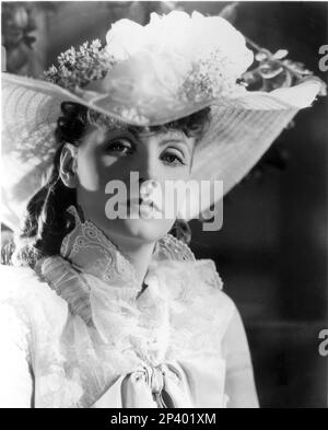 1935 : GRETA GARBO in ANNA KARENINA par Clarence Brown , du romantisme de Leon TOLSTOY - MGM pubblicity STILL - METRO GOLDWYN MAYER - FILM - FILM - CINÉMA - portrait - ritrato - pizzo - dentelle - chapeau - cappello ---- Archivio GBB Banque D'Images