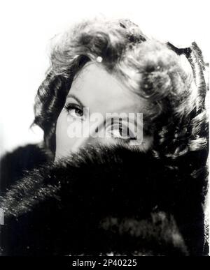 1937 : l'actrice GRETA GARBO en CAMILLE ( Margherita Gautier ) de George Cukor , du roman d'Alexandre Dumas fils - FILM - FILM - CINÉMA - PORTRAIT - occhi - yeux - SIGNORA DELLE CAMELIE - pelliccia - fourrure --- Archivio GBB Banque D'Images