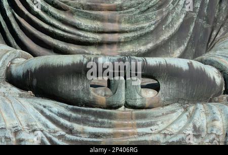 Gros plan des mains du Grand Bouddha à Kamakura, Japon Banque D'Images