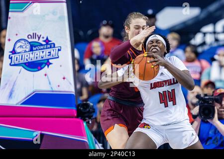 Greensboro, Caroline du Nord, États-Unis. 5th mars 2023. Les Cardinals de Louisville font avancer Olivia Cochran (44) pour descendre le Virginia Tech Hokies centre Elizabeth Kitley (33), à gauche, pendant la finale du tournoi de l'ACC des femmes au Greensboro Coliseum à Greensboro, en Caroline du Nord. (Scott Kinser/Cal Sport Media). Crédit : csm/Alay Live News Banque D'Images